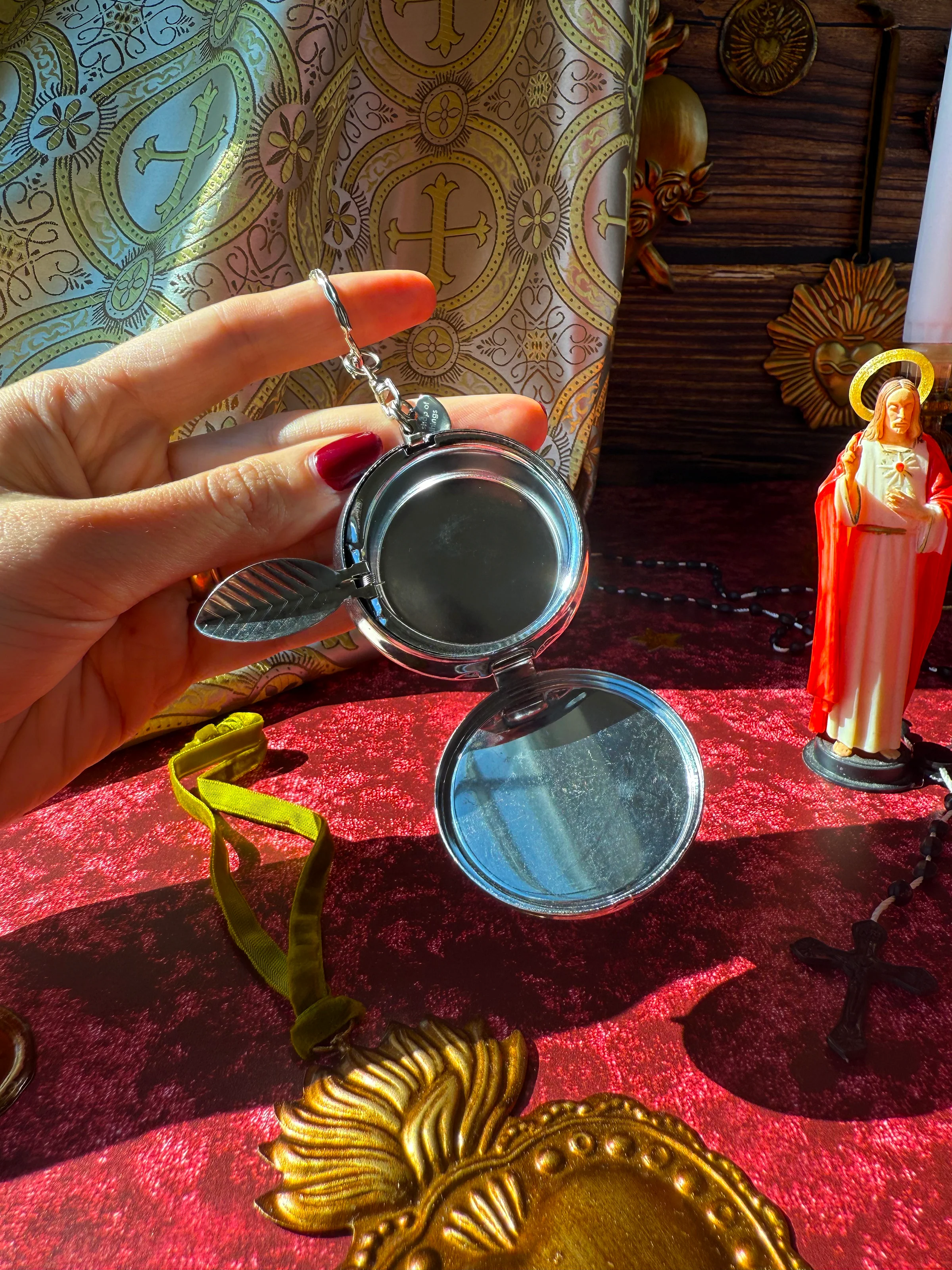 Cherub Ash Tray Keychain - Image 6
